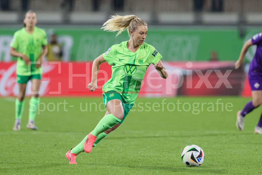 Fussball, UEFA Womens Champions League, VfL Wolfsburg - AC Florenz | v.li.: Rebecka Blomqvist (VfL Wolfsburg, 21) am Ball, Einzelbild, Ganzkörper, Aktion, Action, Spielszene