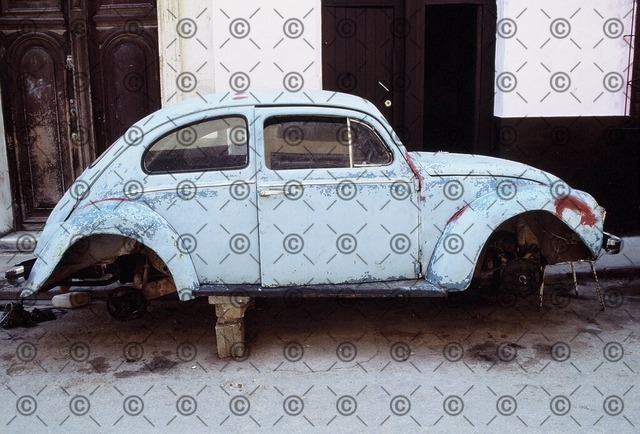 RGE-0024 | Alter VW-Käfer ohne Räder, steht am Straßenrand in der Altstadt von Havanna.    Fotograf: Ralf Gebhardt - Realisiert mit Pictrs.com
