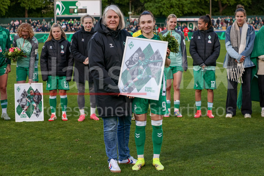 Fussball, Google Pixel Frauen-Bundesliga, SV Werder Bremen - 1. FC Köln | v.li.: Birte Brüggemann (Abteilungsleiterin Frauen- und Mädchenfußball, SV Werder Bremen) und Sophie Weidauer (SV Werder Bremen, 9) bei der Verabschiedung aus dem Verein, DIE DFB-RICHTLINIEN UNTERSAGEN JEGLICHE NUTZUNG VON FOTOS ALS SEQUENZBILDER UND/ODER VIDEOÄHNLICHE FOTOSTRECKEN. DFB REGULATIONS PROHIBIT ANY USE OF PHOTOGRAPHS AS IMAGE SEQUENCES AND/OR QUASI-VIDEO.