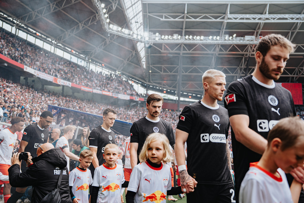 HEV08518 | Der offizielle Shop für FC St. Pauli Fotos. Wähle aus Spielszenen & Fanmomenten dein FCSP Wunschformat. Wir liefern Millerntor-Atmosphäre.