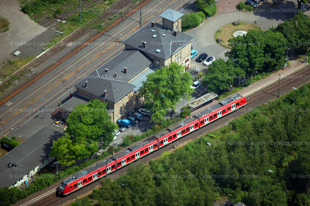 3805295 | Nahverkehrszug am Bahnhof MünnerstadtBahnhof Münnerstadt