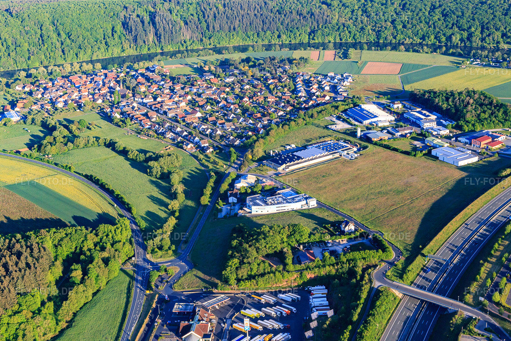 Luftbild: Ortsansicht am Mainufer aus Osten im Ortsteil Bettingen in Wertheim im Bundesland Baden-Württemberg in Deutschland. Foto: IMG_146655.jpg vom 11.05.2025 durch Werner Riehm/FLY-FOTO.de