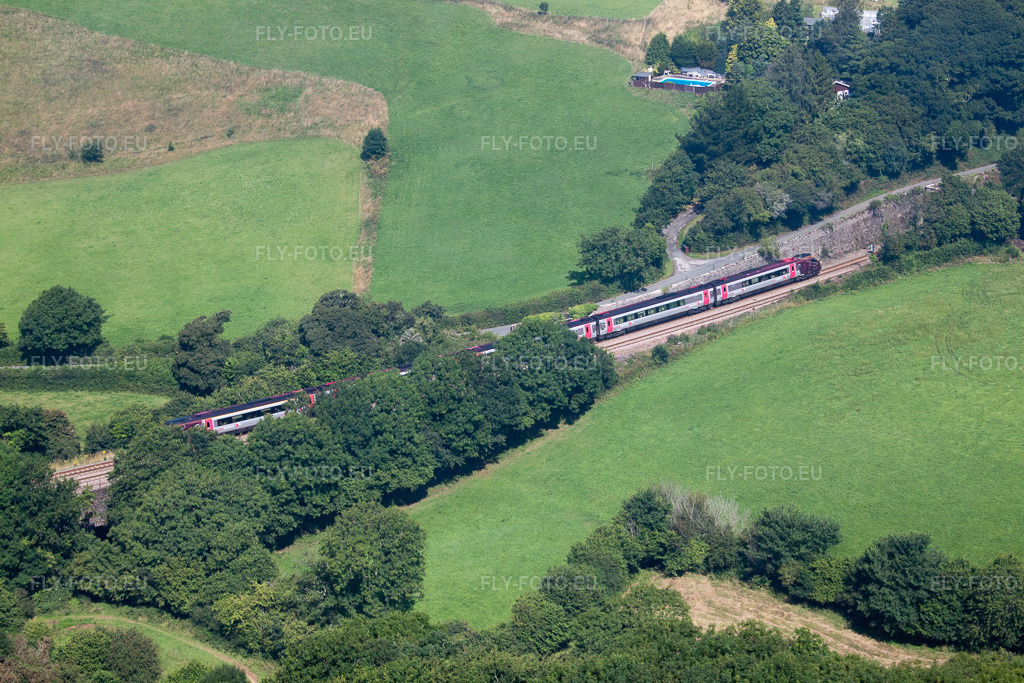 Vue aérienne: Vue de la ville à Staverton dans le département Angleterre, Grande Bretagne. Photo: IMG_19758.jpg prise le 25/07/2009 par Werner Riehm/FLY-FOTO.eu – Résolution de l'original: 4752 x 3168 px