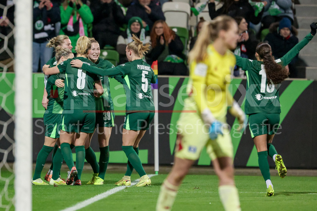 Fussball, Google Pixel Frauen-Bundesliga, VfL Wolfsburg - Hamburger SV | Spielerinnen vom VfL Wolfsburg mit Torjubel, Jubel, jubeln, jubelt, optimistisch, Spielszene, Highlight, Freude über das Tor zum 2:1, DIE DFB-RICHTLINIEN UNTERSAGEN JEGLICHE NUTZUNG VON FOTOS ALS SEQUENZBILDER UND/ODER VIDEOÄHNLICHE FOTOSTRECKEN. DFB REGULATIONS PROHIBIT ANY USE OF PHOTOGRAPHS AS IMAGE SEQUENCES AND/OR QUASI-VIDEO.