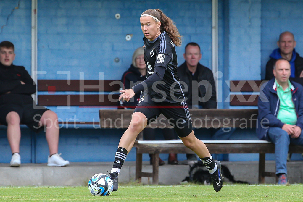 Fussball, Testspiel Frauen, Hamburger SV - SV Werder Bremen | v.li.: Larissa Mühlhaus (Hamburger SV, 7) Freisteller, Einzelbild, Ganzkörper, Aktion, Action, Spielszene