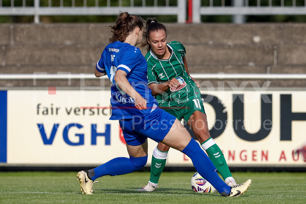 Fussball, Testspiel Frauen, SV Meppen - SV Werder Bremen | v.li.: Sarah Hagg (SV Meppen, 12) und Maja Sternad (SV Werder Bremen, 11) im Zweikampf, Duell, Dynamik, Aktion, Action, Spielszene