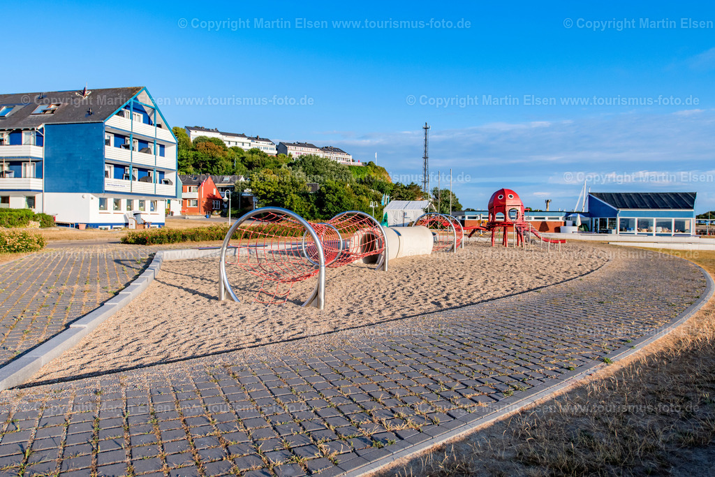 Helgoland Spielplatz_ELS_3974030818 | Helgoland - Aufnahmedatum: 04.08.2018, Aufnahmehöhe:  m, Koordinaten:  - , Bildgröße: 7488 x  4992 Pixel - Copyright 2018 by Martin Elsen, Kontakt: Tel.: +49 157 74581206, E-Mail: info@schoenes-foto.deSchlagwörter:Schleswig-Holstein,Landkreis Pinneberg,Düne,Hochseeinsel,Börteboote,Meer,Küste,Halunder,Oberland,Unterland,Strand,Seehunde,Robben,Lange Anna,Felsen,Roter Felsen,Luftbild,Luftbilder,Bastölpel - Realisiert mit Pictrs.com