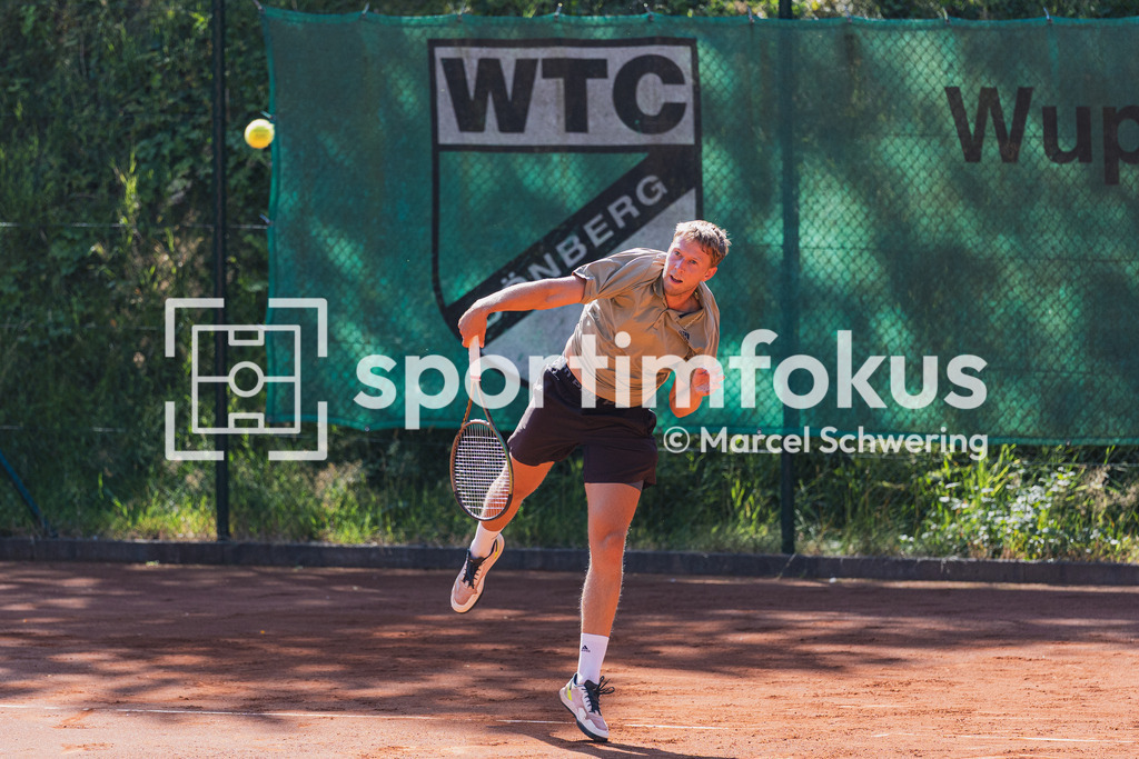 Wuppertaler Tennis-Stadtmeisterschaften | Jonas Poswiat (Solinger TC 1902) beim Aufschlag. Herren-Finale der Wuppertaler Tennis-Stadtmeisterschaften, Wuppertal, 09.08.2026. - Realisiert mit Pictrs.com