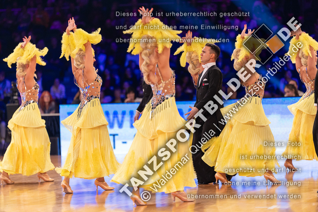 20231111-10427 | Hier finden Sie Tanz Bilder vom Latein und Standard Formationen tanzen. Sportbilder vom Tanzsport. Schöne Fotos und von Weltmeisterschaft, Europameisterschaft, Bundesliga, Regionalliga, Oberliga und Landesliga sowie von GOC Stuttgart, DanceComp, WM Bremen