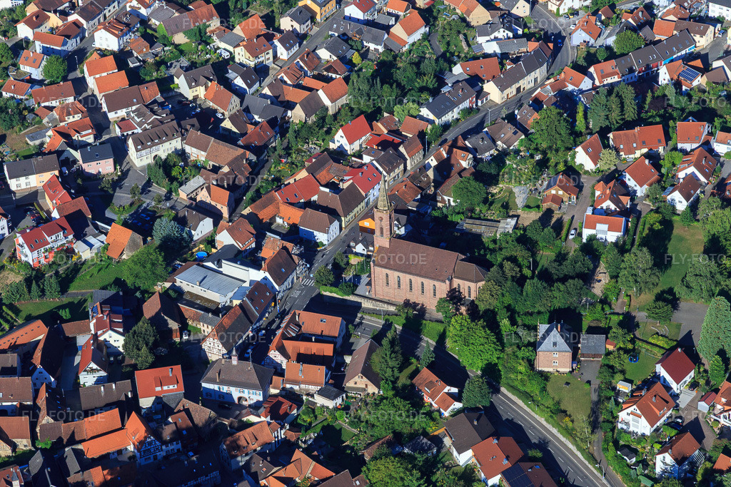 Luftbild: Rathausplatz mit Kirche St. Martin im Ortsteil Obergrombach in Bruchsal im Bundesland Baden-Württemberg in Deutschland. Foto: IMG_093926.jpg vom 23.08.2016 durch Werner Riehm/FLY-FOTO.de