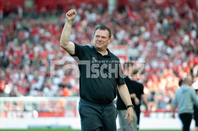20250920schulz182 | 20.09.2025 Fußball: 3. Liga 7. Spieltag Rot-Weiss Essen - Hansa Rostock, Stadion an der Hafenstraße, Uwe Koschinat (Rot-Weiss Essen,Trainer) streckt nach dem Sieg die Faust in die Luft - Realisiert mit Pictrs.com