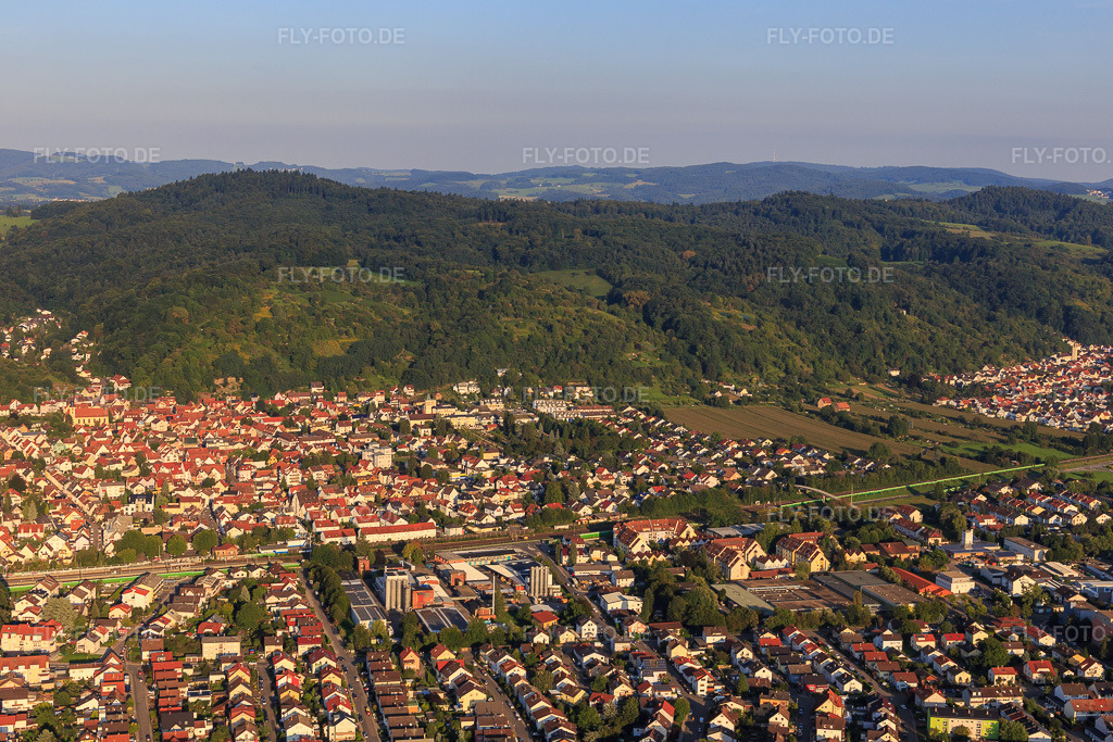 Luftbild: Stadtansicht am Rand des Odenwalds aus Westen in Hemsbach im Bundesland Baden-Württemberg in Deutschland. Foto: IMG_103024.jpg vom 28.08.2017 durch Werner Riehm/FLY-FOTO.de