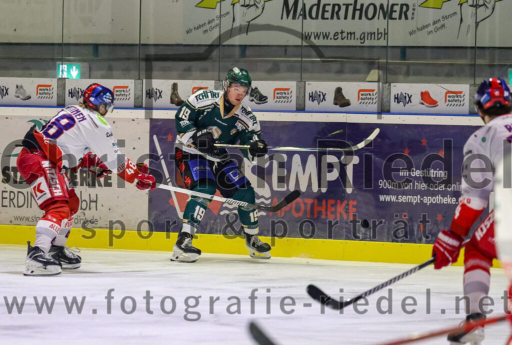 2025-11-16_101_TSV_Erding_gegen_Selber_Woelfe | Erding, Deutschland, 16.11.2025:Eishockey, Oberliga Süd 2025 / 2026, 17. Spieltag, TSV Erding gegen Selber Wölfe, Endergebnis: 3:1Niko Lahtinen (Selber Wölfe, #48), Dennis Henter (Erding Gladiators, #19)Foto: Christian Riedel / fotografie-riedel.net