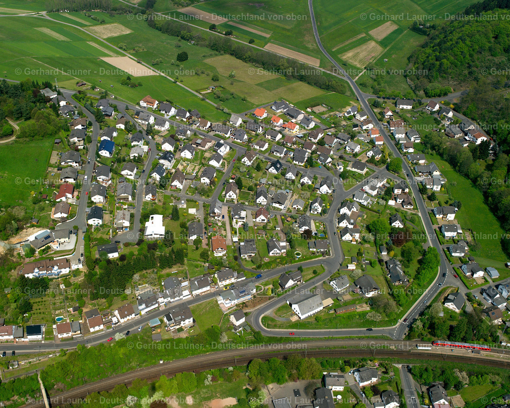 2610128 | SECHSHELDEN 09.06.2006 Ortsansicht der Straßen und Häuser der Wohngebiete in Sechshelden im Bundesland Hessen, Deutschland // Town View of the streets and houses of the residential areas in Sechshelden in the state Hesse, Germany Foto: Gerhard Launer
