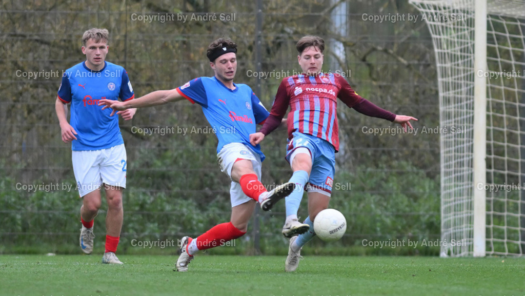 Holstein Kiel II vs SC Weiche Flensburg | Colin Farnerud (Holstein #16) / Sandro Plechaty (Weiche #27) - Fußball-Regionalliga Nord Männer 2024/2025 / Holstein Kiel II vs SC Weiche Flensburg / Citti Fussball Park - Projensdorf / Kiel / 03.11.24 - Realisiert mit Pictrs.com