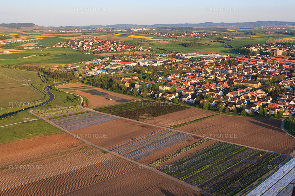 Luftbild: Ortsansicht von Nordwesten im Ortsteil Sickershausen in Kitzingen im Bundesland Bayern in Deutschland. Foto: IMG_088064.jpg vom 06.05.2016 durch Werner Riehm/FLY-FOTO.de