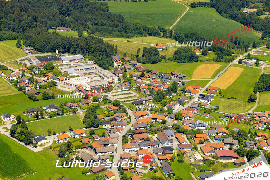 Aktuelles Luftbild von Oberpolling Fürstenstein - Die Luftaufnahme wurde 2022 mittels UL-Flugzeug erstellt ( keine Drohne ) - hochauflösende Kamera-Systeme von  Canon -Beste Qualität - Für grossformatige Ausdrucke geeignet. Die Geschenkidee !