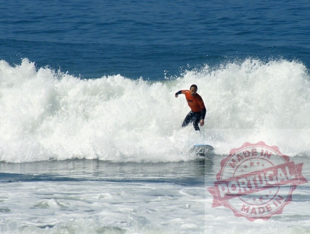 Surfer riding powerful ocean wave on surfboard | Man in orange shirt surfing on a large white ocean wave at the sea - Realisiert mit Pictrs.com