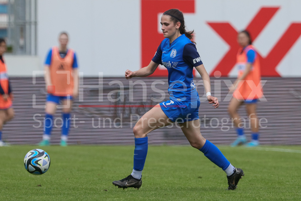 Fussball, 2. Frauen-Bundesliga, SV Meppen - VfL Wolfsburg II | v.li.: Marie Bleil (SV Meppen, 7) am Ball, Einzelbild, Ganzkörper, Aktion, Action, Spielszene, DIE DFB-RICHTLINIEN UNTERSAGEN JEGLICHE NUTZUNG VON FOTOS ALS SEQUENZBILDER UND/ODER VIDEOÄHNLICHE FOTOSTRECKEN. DFB REGULATIONS PROHIBIT ANY USE OF PHOTOGRAPHS AS IMAGE SEQUENCES AND/OR QUASI-VIDEO.