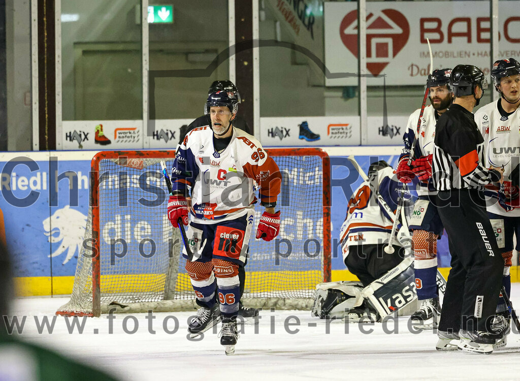 2023-03-03_072_TSV_Erding_gegen_ESC_Kempten | Erding, Deutschland, 03.03.2023:
Eishockey, Bayernliga Playoffs 2022 / 2023, Viertelfinale, TSV Erding gegen ESC Kempten, Endergebnis: 9:3
Eric Nadeau (ESC Kempten, #96), Torwart Danny Schubert (ESC Kempten, #29)


Foto: Christian Riedel / fotografie-riedel.net