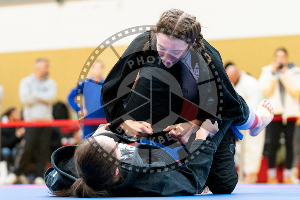 20231118PBB10083-2 | Fighters compete during the AJP Tour 600 Frankfurt Championship in Frankfurt/Main, Germany, on November 18, 2023.