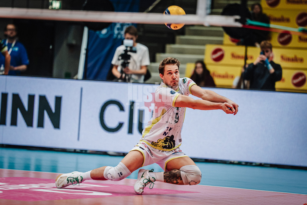 Volleyball | Herren | Saison 2025/2026 | Volleyball Ligacup | FT 1844 Freiburg vs. Helios GRIZZLYS Giesen | 12.10.2024 | John Hatch (#9, Helios GRIZZLYS Giesen) nimmt den Ball an