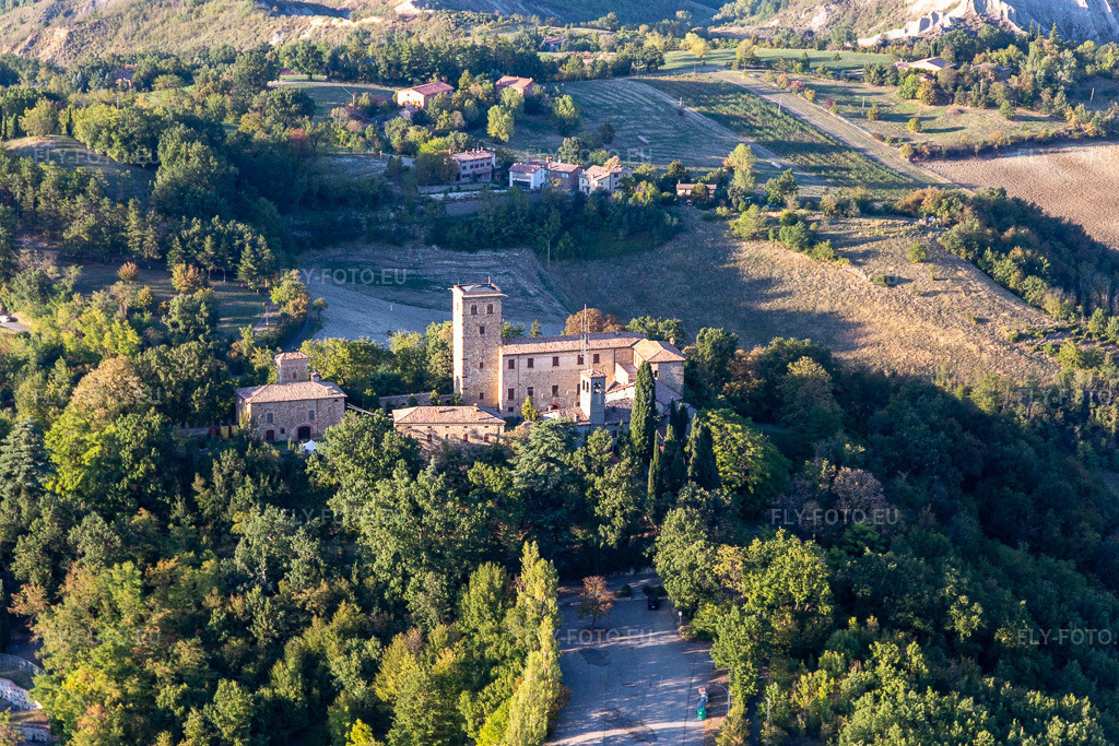 Vue aérienne: Château de Montegibbio Château de Montegibbio à le quartier Il Poggio in Sassuolo dans le département Modena, Italie. Photo: IMG_134653.jpg prise le 19/09/2022 par Werner Riehm/FLY-FOTO.eu – Résolution de l'original: 5472 x 3648 px – Castello Di Montegibbio