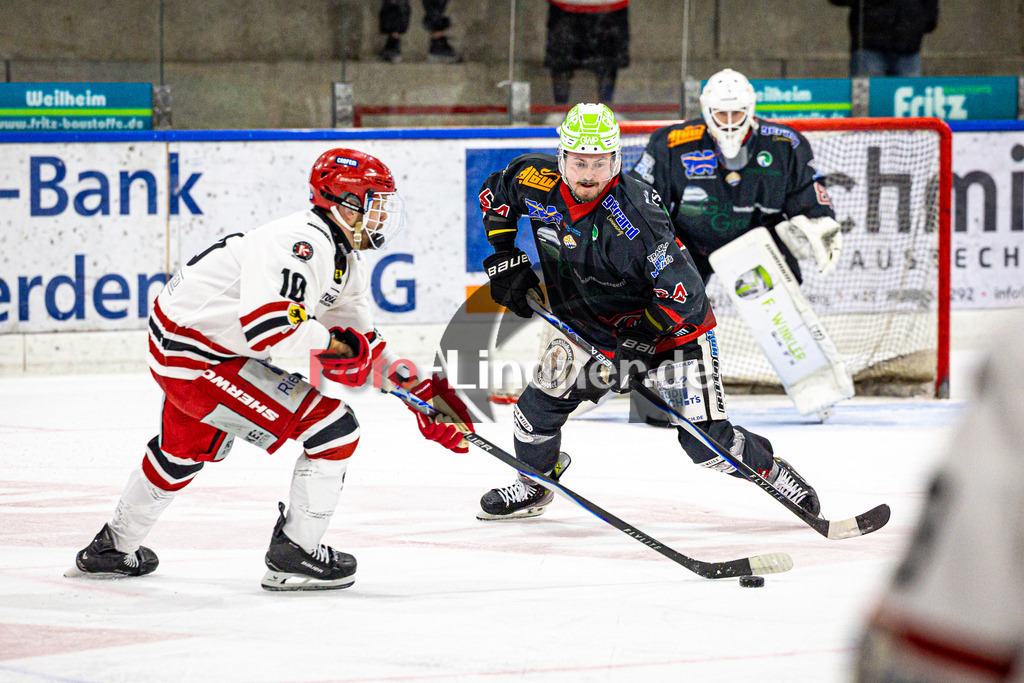 Peißenberg MINERS gegen EHC Klostersee | Eishockey Bayernliga 2025/26 Vorrunde 12. Spieltag, Peißenberg MINERS gegen EHC Klostersee, 20251116,Zweikampf,2025-11-16 in Peißenberg (flatbuy Arena Peißenberg), Simon ROEDER (EHC Klostersee 10), Marek HALODA (MINERS 64)Copyright: WolfgangxLindner www.foto-lindner.de