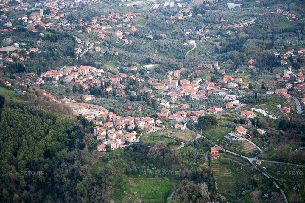 Luftbild: Ortsansicht in Pedona im Bundesland Toscana in Italien. – Foto: IMG_087036.jpg vom 03.04.2016 durch Werner Riehm/FLY-FOTO.de – Auflösung des Originals: 5472 x 3648 px