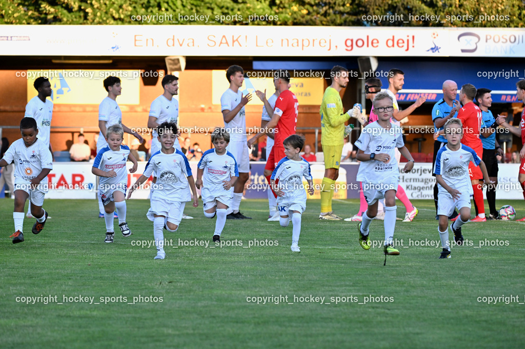 SAK vs. SC St. Veit | SAK Mannschaft mit Nachwuchs, SAK vs. SC St. Veit, SAK vs. SC St. Veit am 19.09.2025 in Klagenfurt (Sportpark Welzenegg), Austria, (Photo by Bernd Stefan)