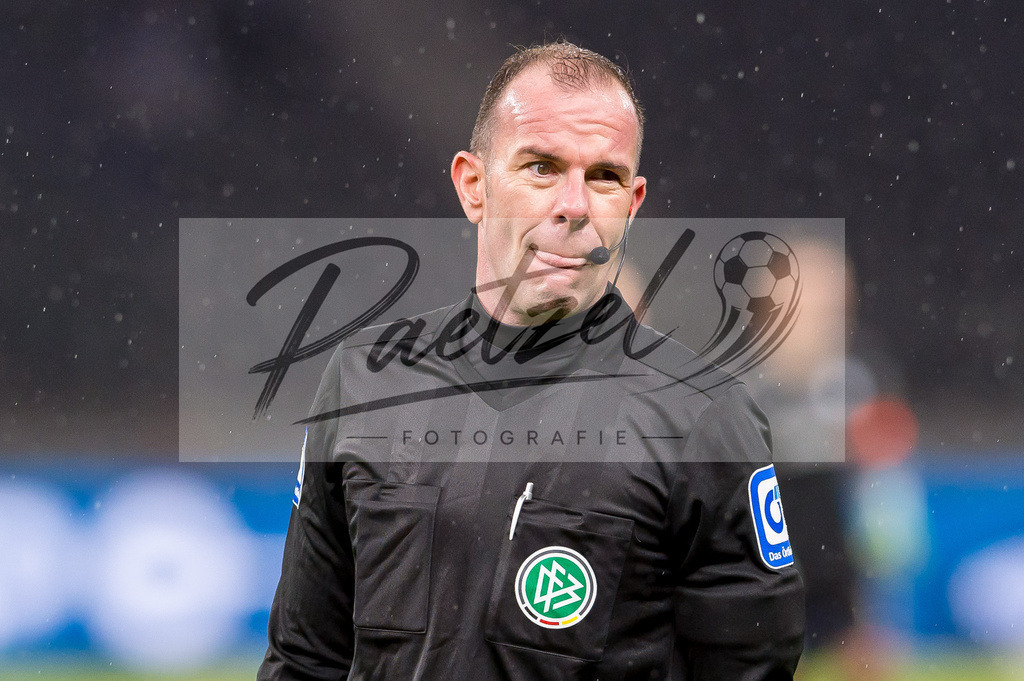 HERBOC20220204_293 | Fussball, Herren: Schiedsrichter Marco Fritz schaut bei dem Spiel der 1. Bundesliga zwischen Hertha BSC und VfL Bochum im Olypiastadion am 04.02.2022 in Berlin, Deutschland.DFB / DFL REGULATIONS PROHIBIT ANY USE OF PHOTOGRAPHS AS IMAGE SEQUENCES AND/OR QUASI-VIDEO. - Realisiert mit Pictrs.com