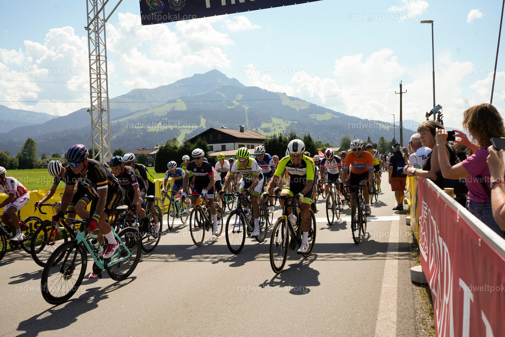 452_20230817_Bewerb_Maenner_Muehlanger | AUT - OESTERREICH, 2023-08-16: SPORT RENNRAD-FAHREN - 55. INTERNATIONALER RADWELTPOKAL IN ST. JOHANN IN TIROL  - Vintage-Radrennen mit WM-Bronze-Medaillen-Siegerin Christina Schweinberger, den Teilnehmer und Alexander Baumann (vom Orginastions-Team) - TAG 2 BEWERB MAENNER IN SECHS GRUPPEN  ; Foto: Roland Muehlanger