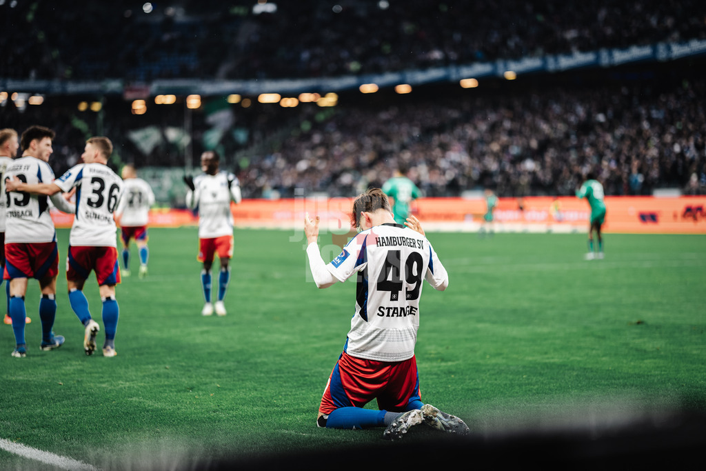 Fußball | Männer | Saison 2024/2025 | 2. Fußball-Bundesliga | 17. Spieltag | Hamburger SV vs. SpVgg Greuther Fürth | 21.12.2024 | Otto Emerson Stange (#49, HSV) mit einem Stoßgebet nach seinem Tor