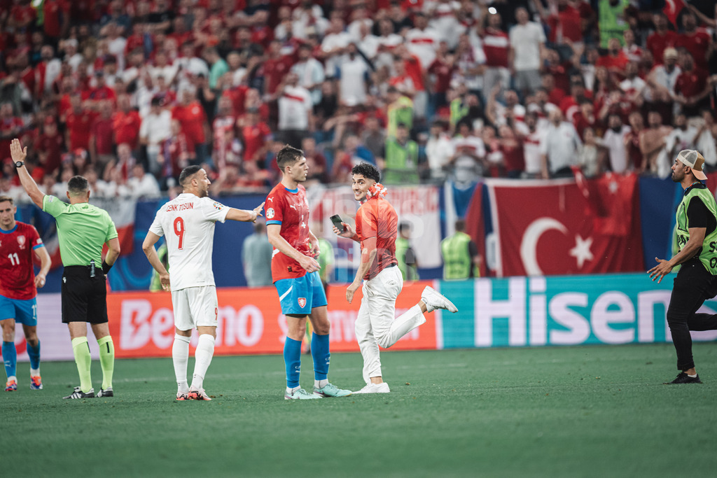 Fußball | Herren | UEFA-Fußball-Europameisterschaft 2024 | Gruppe F | Tschechien vs. Türkei | 26.06.2024 | Ein Flitzer rennt aufs Feld und hofft auf ein Selfie