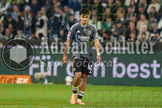 Borussia Mönchengladbach vs Eintracht Frankfurt - Bundesliga  | Mönchengladbach, Deutschland, 27.09.25:   Can Yilmaz Uzun (Eintracht Frankfurt) schaut waehrend des Spiels der Bundesliga zwischen Borussia Mönchengladbach vs Eintracht Frankfurt im Stadion im Borussia Park(Foto von Brauer-Fotoagentur / Adrian Schlueter)