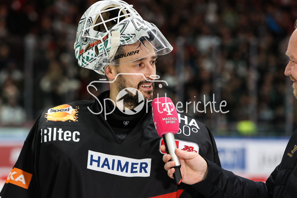 Augsburger Panther - Kölner Haie  | Dennis Endras (AEV #44) gibt Jan LUEDEKE von MagentaSport ein Interview / Magenta Sport
