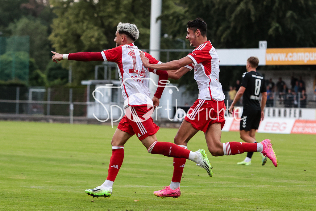 SV Wacker Burghausen - FC Bayern Amateure | Wieder jubeln die kleinen Bayern / Der Treffer zum 0-2 druch Dion BERISHA (FCB #11) / Jubel / Freude / Tor