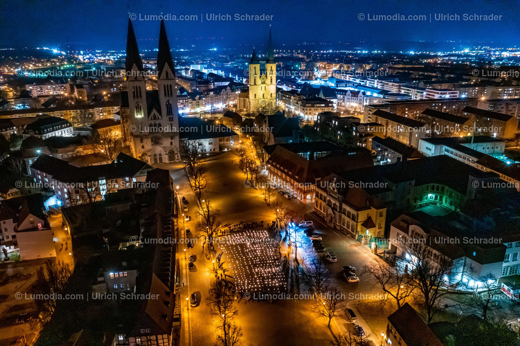 10049-51384 - Gedenkveranstaltung - Domplatz Halberstadt | Stockfoto und Bilderpool mit Bildmaterial aus Deutschland, dem Harz, Halberstadt, Quedlinburg, Wernigerode und weltweit. Qualitativ hochwertige und professionelle Fotos anschauen und kaufen. - Realisiert mit Pictrs.com
