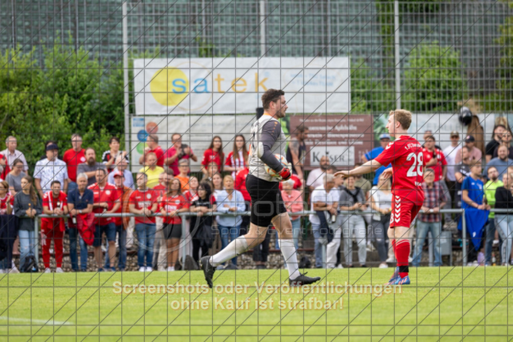 20250616_191225_0455 | #,  TV Eybach (weiß) vs. 1.FC Donzdorf II (rot), Fussball, Entscheidungsspiel 3 in Kreisliga A3 - Bezirk Neckar/Fils, Saison 2024/2025, Rasensportplatz, Staufenecker Str. 41, 73084 Salach, 16.06.2025 - 18:30 Uhr,Foto: PhotoPeet-Sportfotografie/Peter Harich