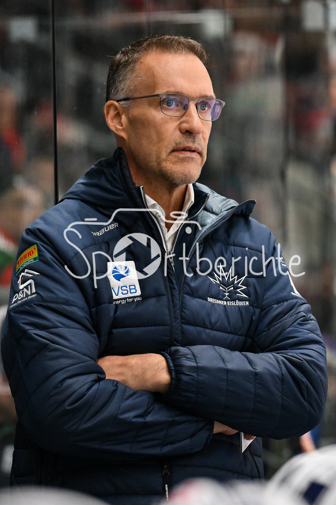 Augsburger Panther - Dresdner Eislöwen | AUGSBURG, GERMANY - 04. DECEMBER: im Bild Gerald FLEMING Trainer Eislöwen Dresden / Einzelfoto / Freisteller während dem Match zwischen den Augsburger Panthern und den Dresdner Eislöwen am 25 Spieltag der PENNY DEL im Curt Frenzel Stadion