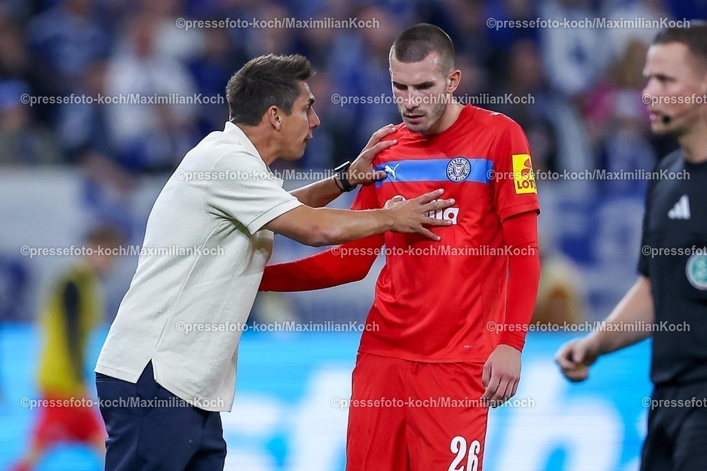 S0413092501085 | 13.09.2025, Fußball, FC Schalke 04 - Holstein Kiel, 5.Spieltag, 2. Fußball Bundesliga, Veltins-Arena Gelsenkirchen, Saison 2025 2026: Cheftrainer Marcel Rapp (Holstein Kiel)  gestikulierend neben David Zec (Holstein Kiel #26) DFB regulations prohibit any use of photographs as image sequences and or quasi-video.