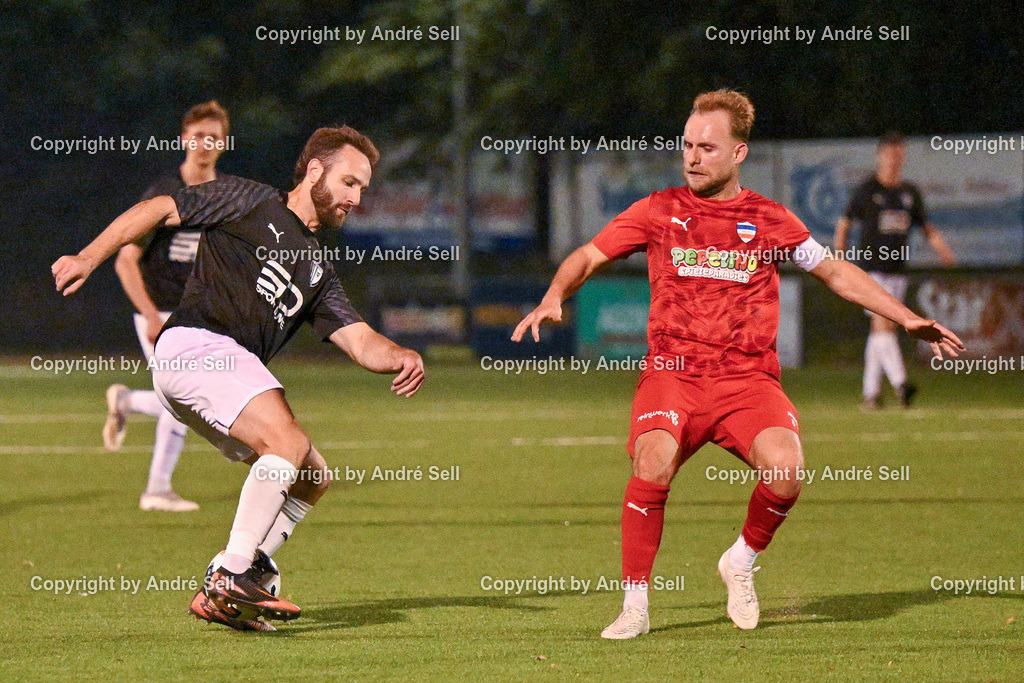 Inter Türkspor Kiel vs SSG Rot-Schwarz Kiel | Julius Alt (Inter #8) vs Finn Hendrik Logemann (Kiel #25) / Fußball-Landesliga Schleswig Männer 2026/2027 / Inter Türkspor Kiel vs SSG Rot-Schwarz Kiel / Hans-Mohr-Sportplatz (Kunstrasen) / Kiel / 25.09.26 - Realisiert mit Pictrs.com