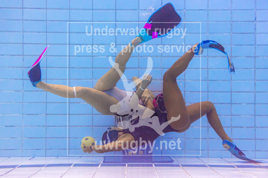 24. - 26.11.2023: Unterwasser-Rugby Champions Cup 2023  | Strafwurf im Damen-Spiel:  Orcas (Kolumbien) in blau gegen UWRC Wien (Österreich) in weiß. Angreiferin für den kolumbianischen Meister in blau ist Vanessa Buitrago. Für den österreichischen Meister als Torfrau verteidigt Maria Vogler. - Realisiert mit Pictrs.com