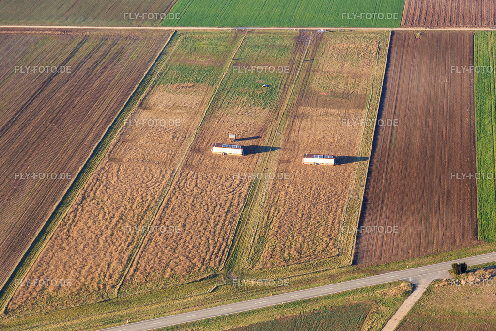 Mobile Hühnerställe | Luftbild: Mobile Hühnerställe in Offenbach an der Queich im Bundesland Rheinland-Pfalz in Deutschland. Foto: IMG_145339.jpg vom 02.02.2025 durch ©2025 Werner Riehm fly-foto.de/copyright - Realisiert mit Pictrs.com