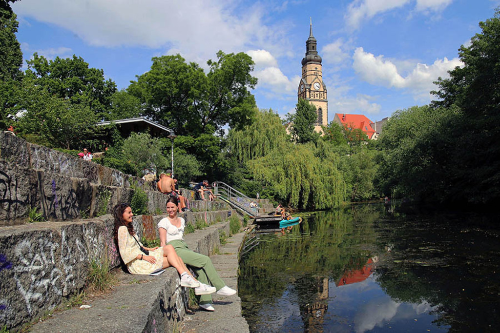 Karl-Heine-Kanal - an der Philippuskirche | Entdecke über 20 Kategorien Leipzig-Motive: Foto-Downloads, hochwertige Poster, Leinwand- & Fine-Art-Prints. Jetzt Lieblingsfoto im Bildlexikon Leipzig Shop bestellen!