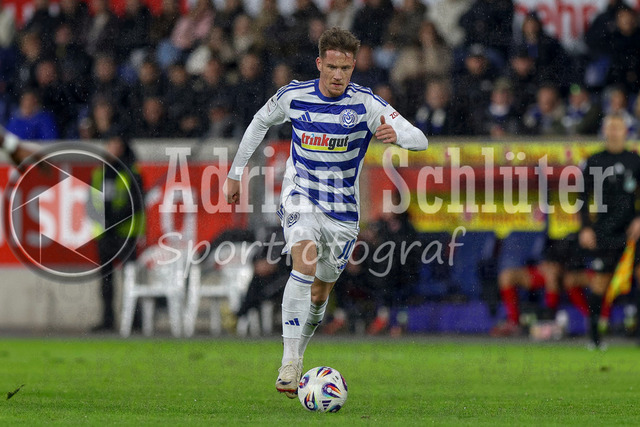 MSV Duisburg vs Rot-Weiss Essen - 3. Liga | Duisburg, Deutschland, 26.10.25:   Christian Viet (MSV Duisburg) in Aktion am Ball, Einzelaktion waehrend des Spiels der 3. Liga MSV Duisburg vs Rot-Weiss Essen in der schauinsland-reisen-arena(Foto von Brauer-Fotoagentur / Adrian Schlueter)