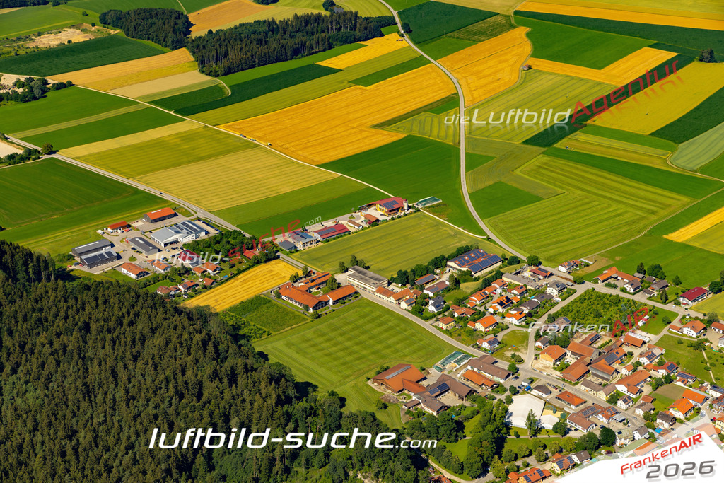 Aktuelles Luftbild von  Palling - Die Luftaufnahme wurde 2022 mittels UL-Flugzeug erstellt ( keine Drohne ) - hochauflösende Kamera-Systeme von  Canon -Beste Qualität - Für grossformatige Ausdrucke geeignet. Die Geschenkidee !