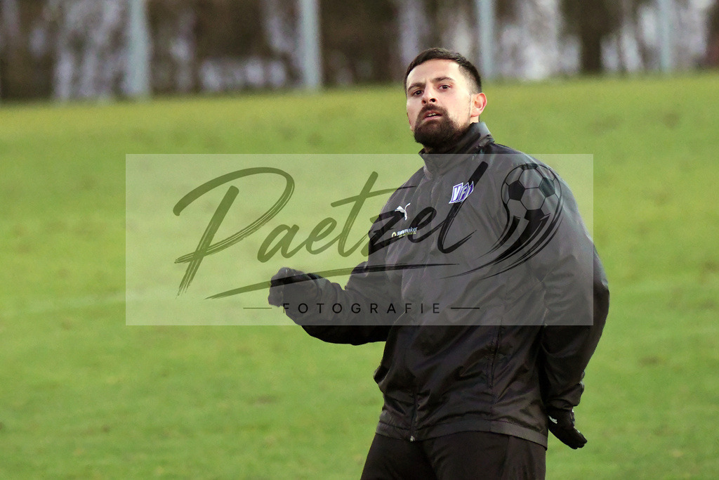 20200121_TRAOSN_0078 | Fußball, Herren: Marcos Alvarez (VfL Osnabrück) schaut beim Training des VfL Osnabrück am 21.01.2020 im Sportpark Illoshöhe in Osnabrück, Deutschland.(Foto von Nico Paetzel) - Realisiert mit Pictrs.com
