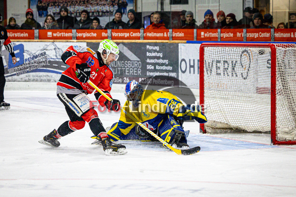 TSV Peißenberg MINERS gegen EC Pfaffenhofen Eishogs | Eishockey Bayernliga Herren Vorrunde 2024/25, TSV Peißenberg MINERS gegen EC Pfaffenhofen Eishogs, 20250110,Tor Dejan VOGL (MINERS 23),2025-01-10 in Peißenberg (Eisstadion Peißenberg)Dejan VOGL (MINERS 23), Lukas USSELMANN (EC Pfaffenhofen Goalie 28)Copyright: WolfgangxLindner foto-lindner.de