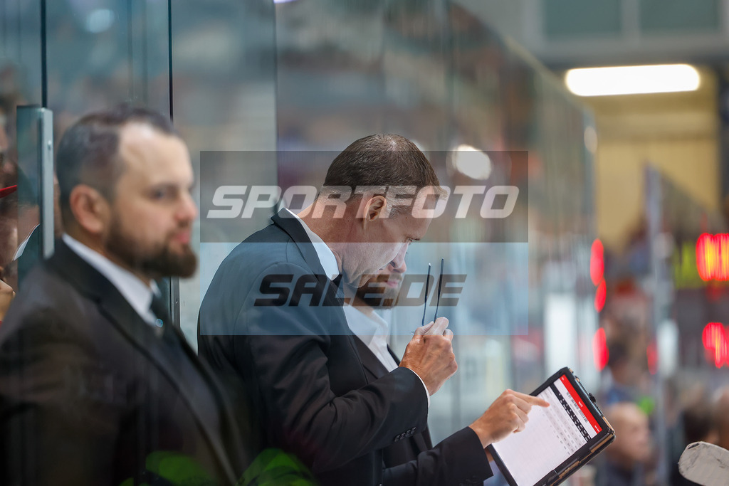 Iserlohn Roosters - Loewen Frankfurt | Chef-Trainer Gerry Fleming (Loewen Frankfurt)
DEL: Iserlohn Roosters - Loewen Frankfurt - Realisiert mit Pictrs.com